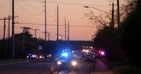 Foto: Agentes de policía investigan el lugar de un incidente con un artefacto incendiario en Austin, Texas, el 20 de marzo de 2018. (Reuters)