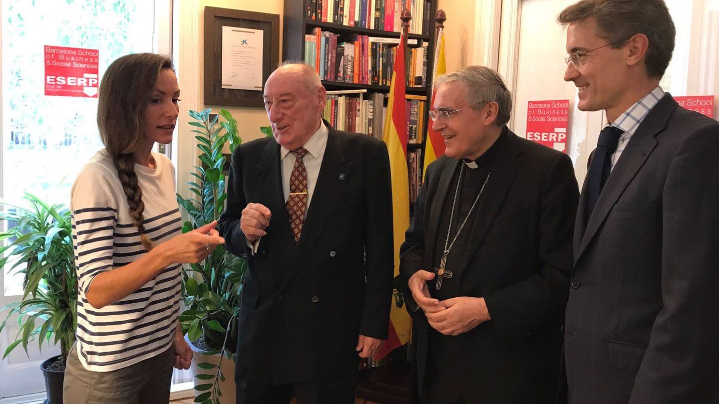 De izquierda a derecha: Telma Ortiz, el reverendo Santiago Bueno, el cardenal de Barcelona y José Barquero. (ESERP)