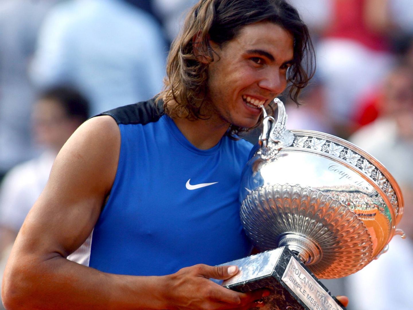 Rafa Nadal, con el trofeo de Roland Garros 2006. (Einzel Einzelbild)