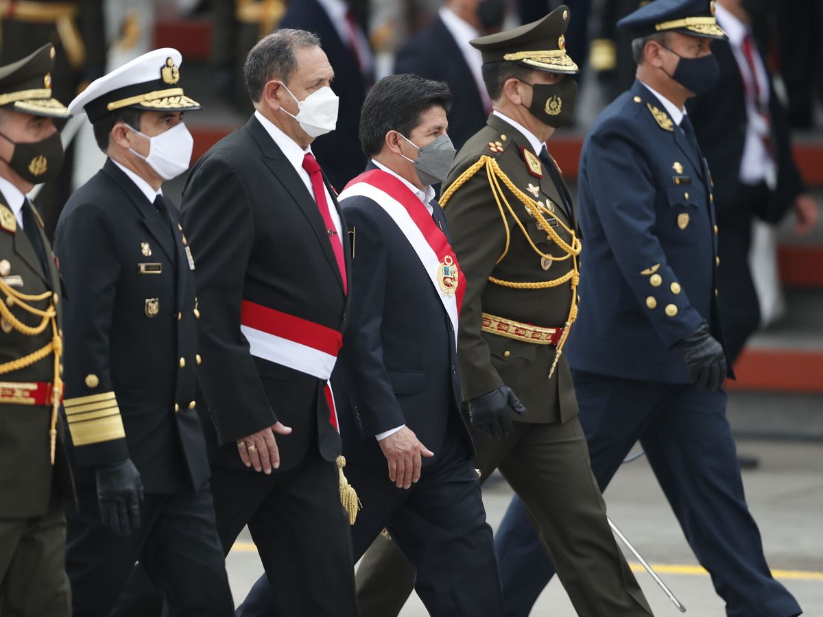 Foto: l presidente peruano Pedro Castillo, acompañado de la cúpula militar y civil en el desfile militar de julio. (EFE/Paolo Aguilar)