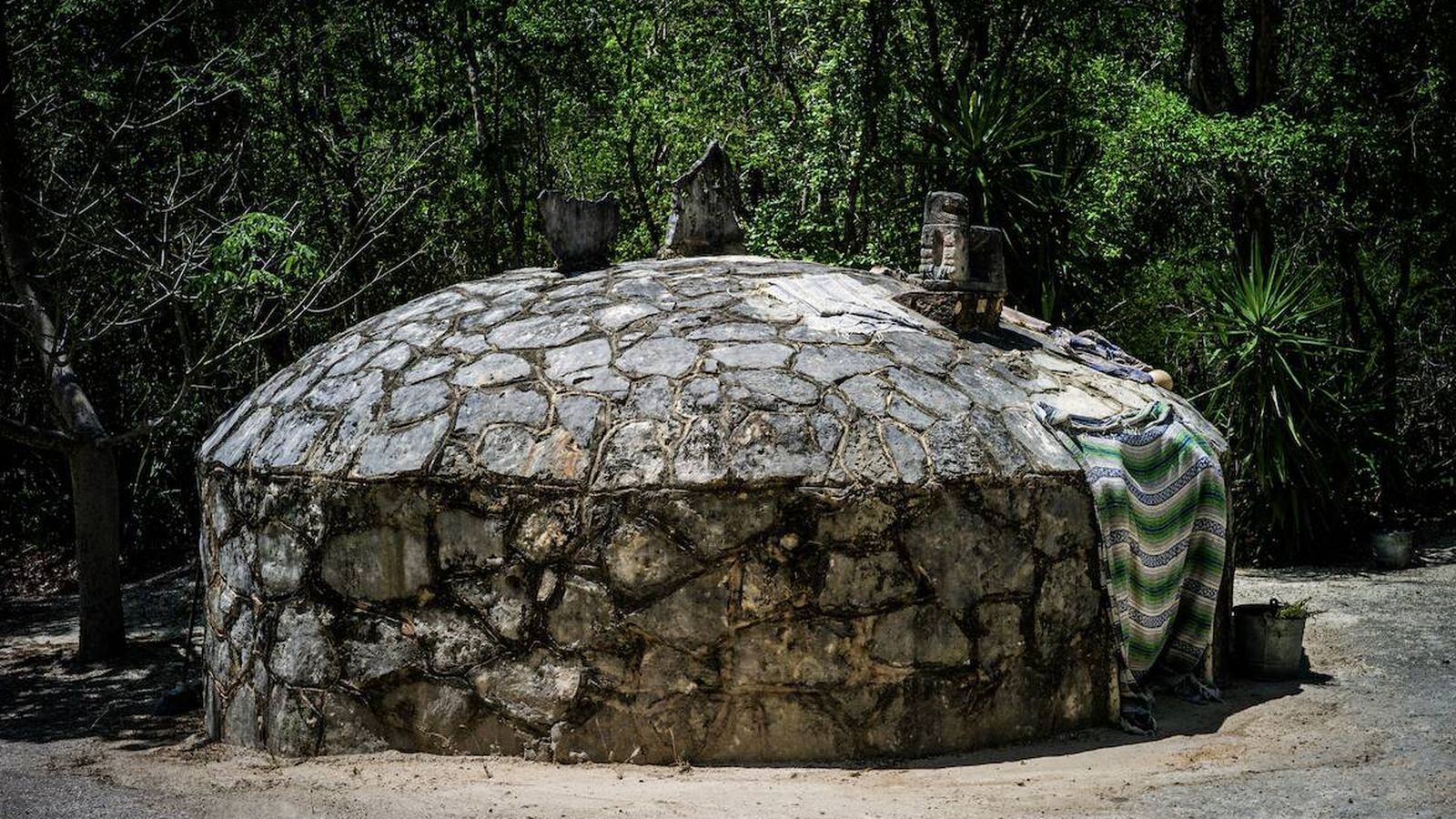 Temazcal, construcción de piedra en cuyo interior se realiza la segunda parte del ritual sanador del chamán. (F. Morales)