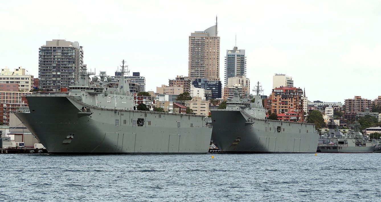 El HMAS Canberra y el HMAS Adelaida en 2016 en Fort Denison, Australia. (Foto: Wikimedia Commons)