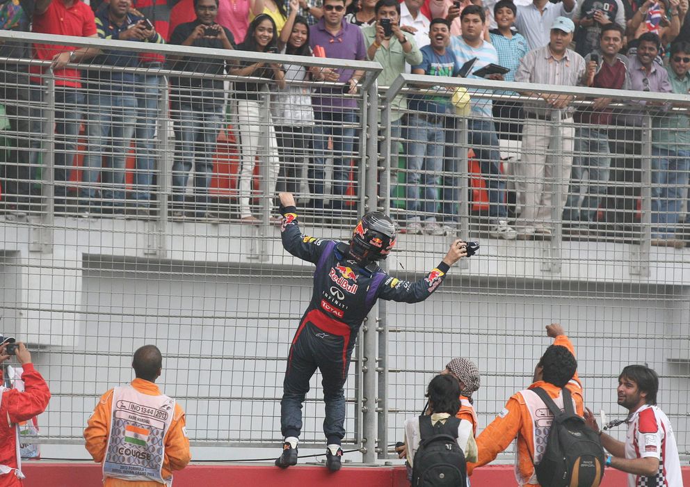 Foto: Sebastian Vettel tirando al público los guantes con los que sumó su cuarta corona.