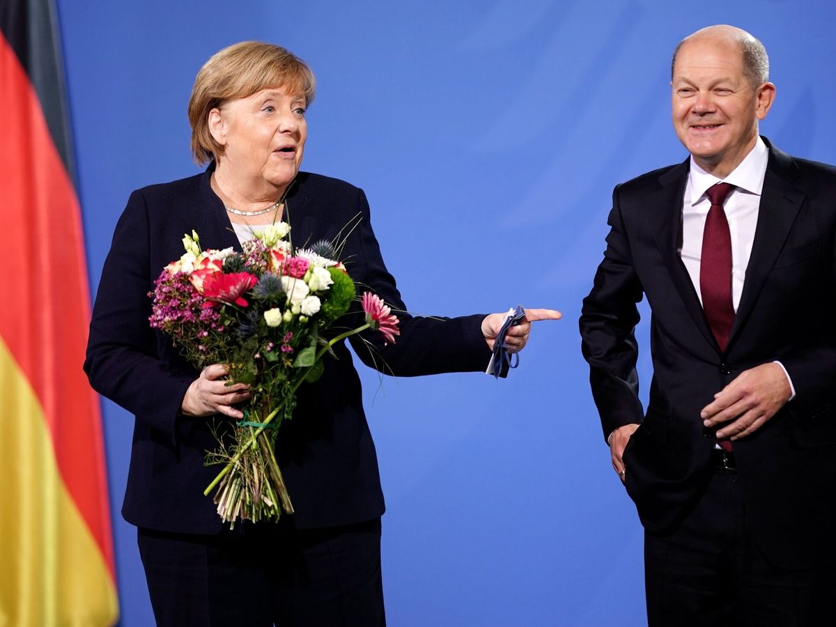 Foto: Angela Merkel junto al actual canciller Olaf Scholz en su acto de investidura. (EFE / Clemens Bilan)