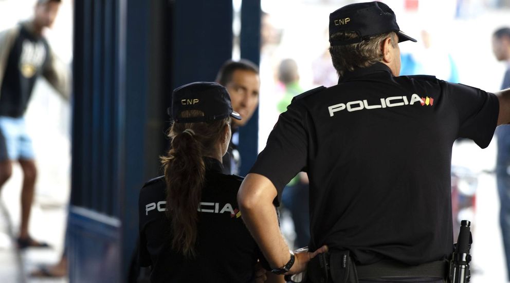 Dos policías observan desde el puesto fronterizo español el tránsito de vehículos y personas.