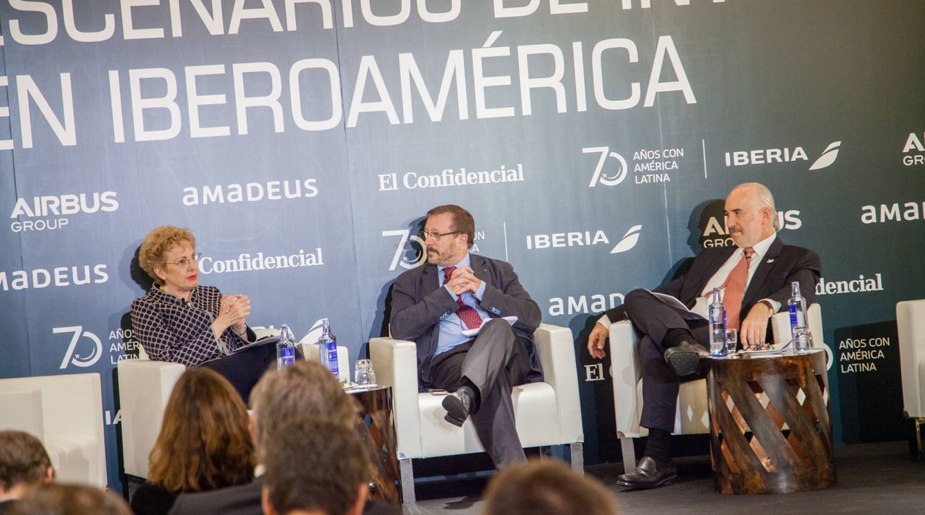 La embajadora de México, Lajous (izq.), y el embajador de Colombia, Alberto Furmanski (dcha.).