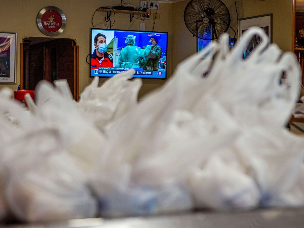Foto: Bolsas dispuestas para el reparto de comida en una imagen de archivo. (EFE/Cati Caldera)
