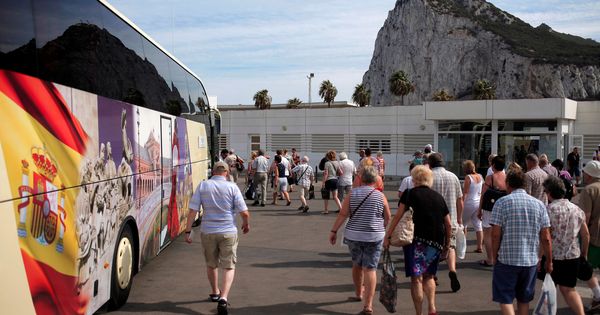 Foto: Turistas cerca de Gibraltar. (EFE)