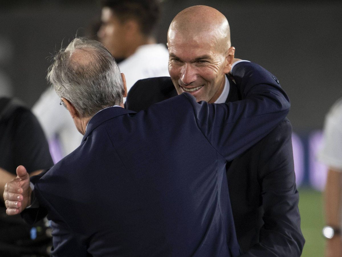Foto: Florentino Pérez abraza a Zidane tras ganar LaLiga. (Cordon Press) 