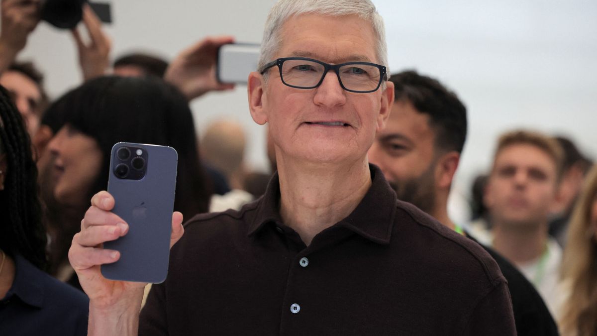 Apple baja un 40% el sueldo a Tim Cook tras las críticas de accionistas y su desplome en bolsa