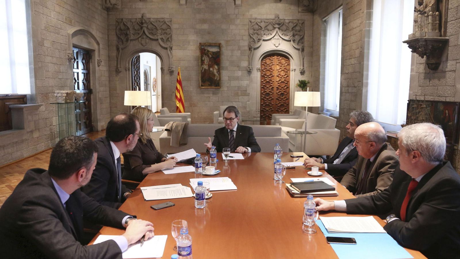 Foto: Artur Mas, reunido con los consejeros con competencias en el accidente aéreo de Francia. (Efe)