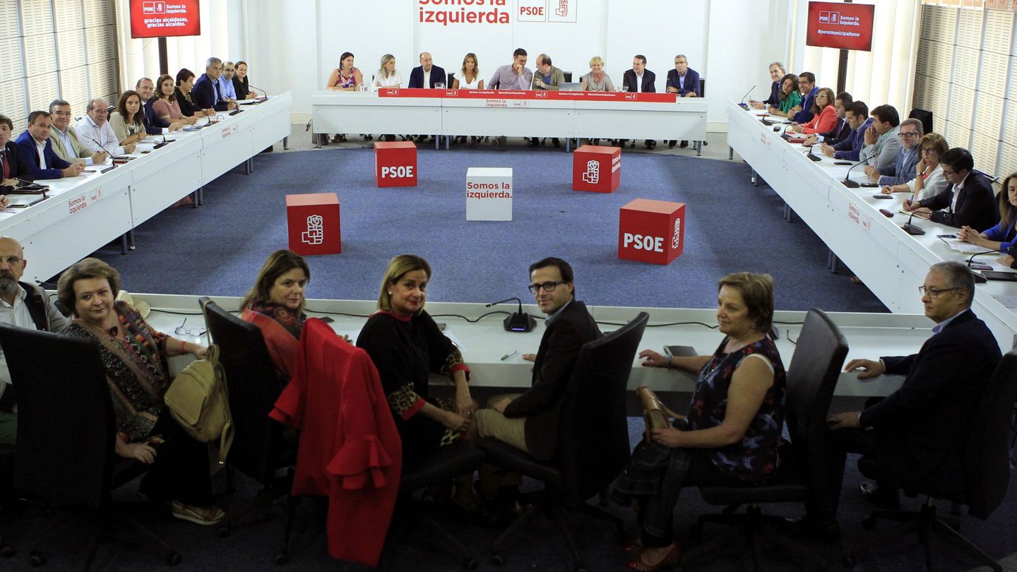 Pedro Sánchez, al fondo, flanqueado por Miquel Iceta y Susana Sumelzo, en la reunión con alcaldes socialistas este 25 de septiembre en Ferraz. (EFE)