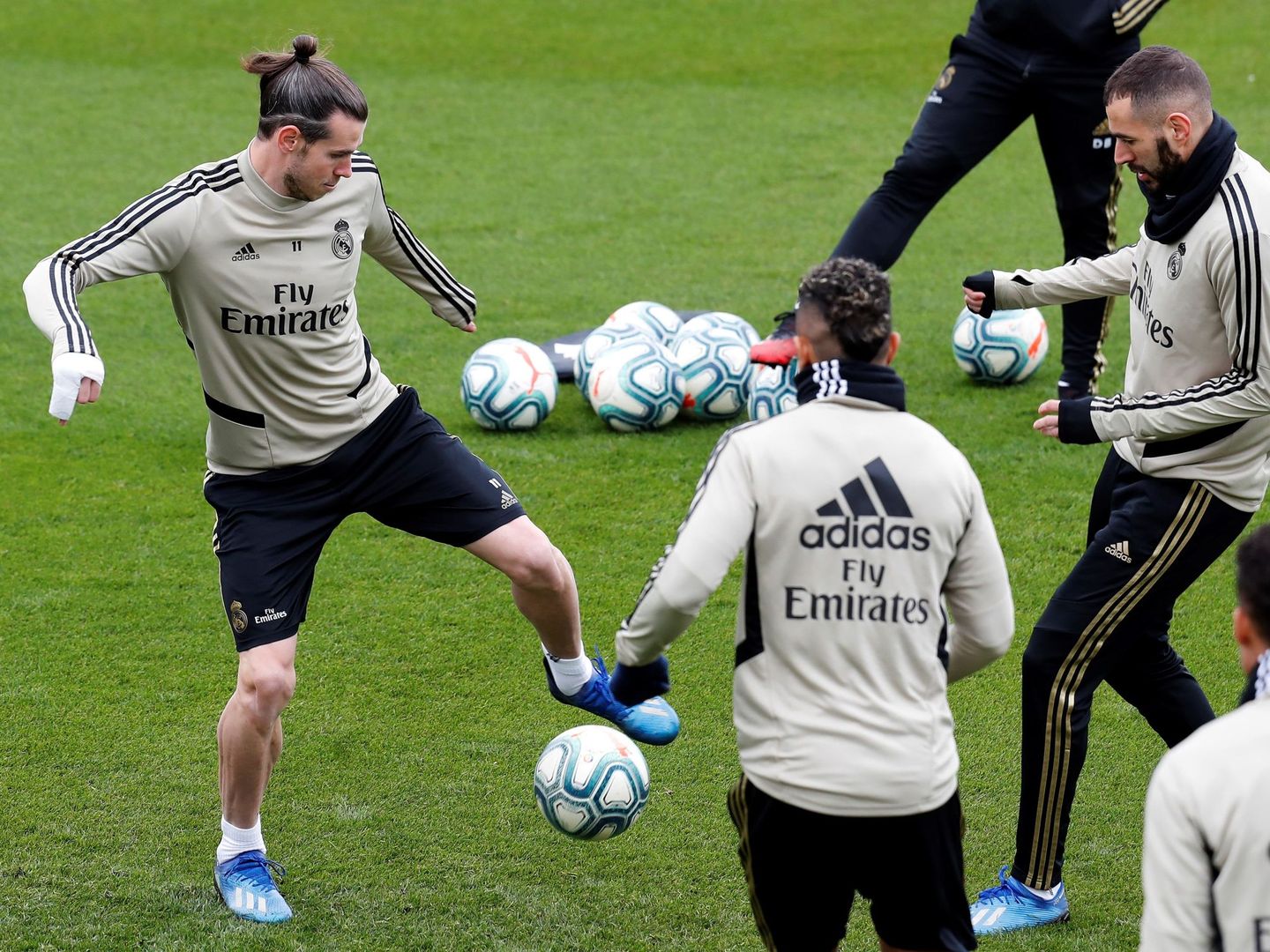 Bale junto a Benzema en un entrenamiento del Real Madrid. (Efe)
