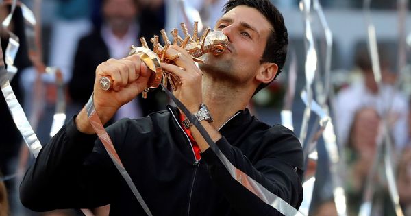 Foto: Djokovic besa el trofeo como vencedor del Master 1.000 de Madrid. (EFE)