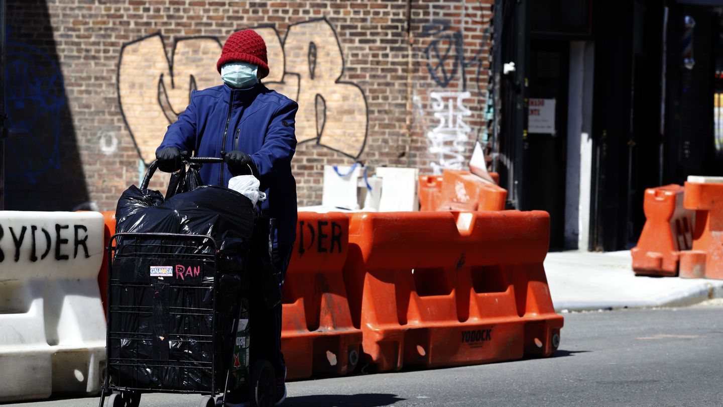 Una mujer con mascarilla sale de un supermercado en Queens, Nueva York. (Reuters)