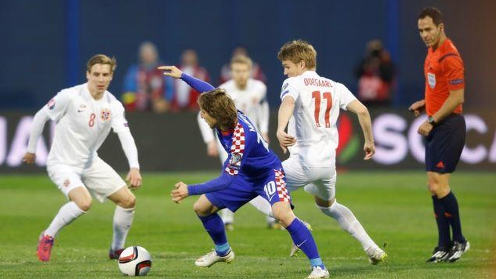 Foto: Modric y Odegaard luchan por un balón en el partido (Foto: Fotball.no)