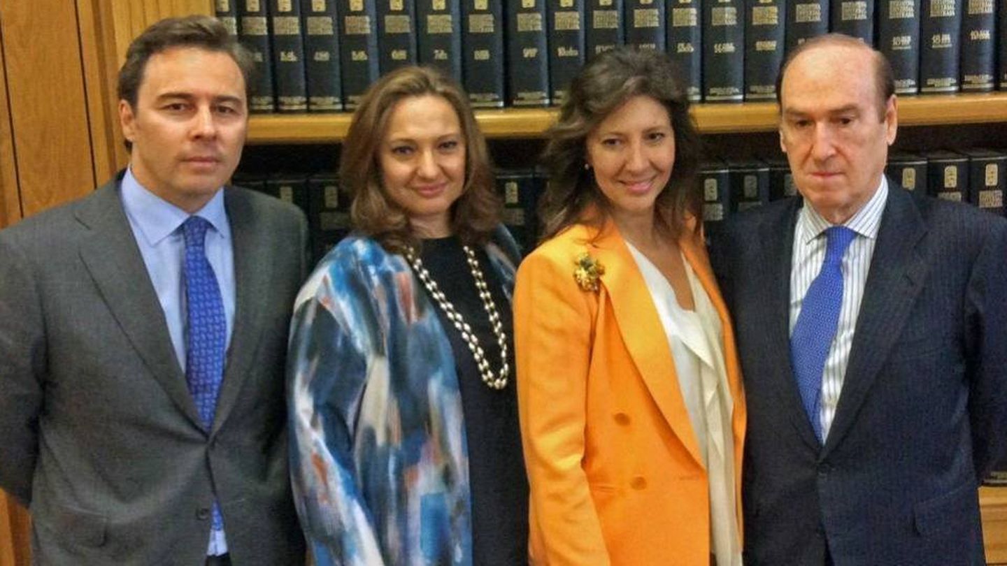 Dimas Gimeno, las hijas de Isidoro Álvarez, Marta (2i) y Cristina, y Florencio Lasaga. (Fundación Ramón Areces)