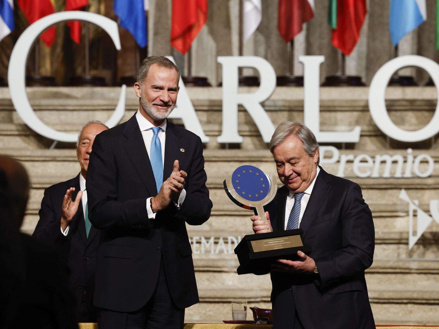 Guterres recibiendo el Premio Europeo Carlos V. (EFE/J. J. Guillén)