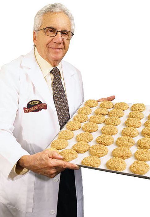 Foto: El doctor Sanford Siegal muestra sus galletas. (Cookiediet.com)