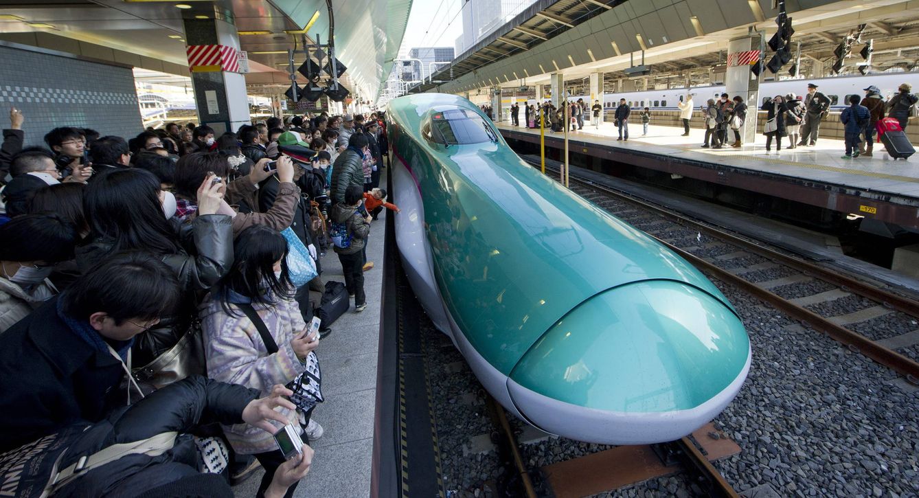 Presentación de un tren de alta velocidad en Japón, en 2011. (Efe)