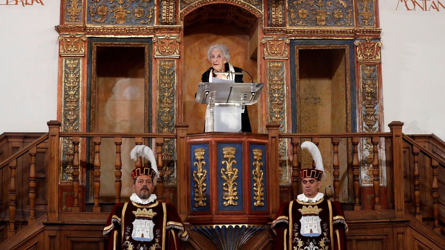 Ida Vitale durante la lectura de su discurso de aceptación del premio Cervantes. (EFE)