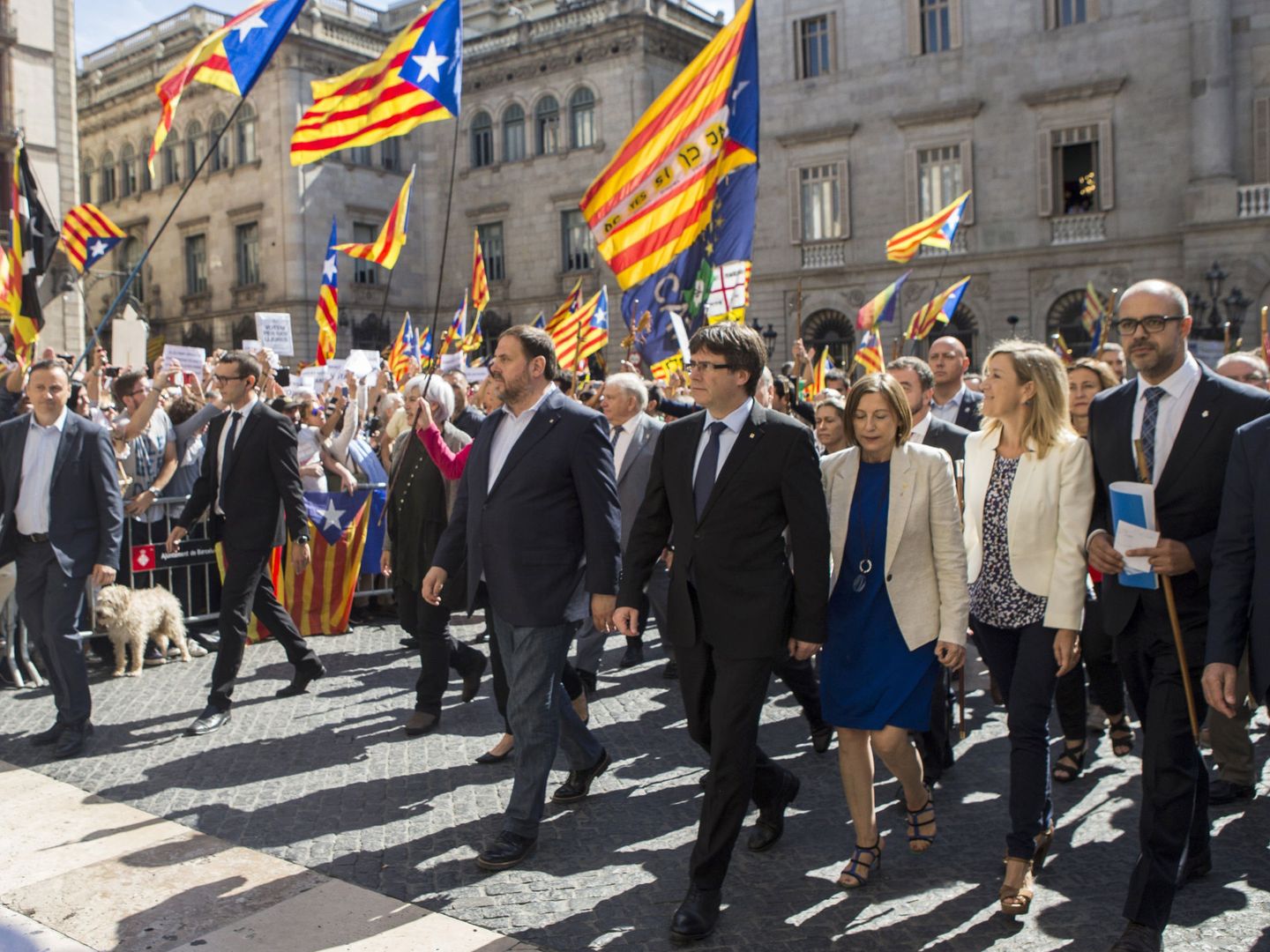 El presidente de la Generalitat de Cataluña, Carles Puigdemont, la presidenta del Parlamento, Carme Forcadell, y el vicepresidente, Oriol Junqueras, en la plaza Sant Jaume de Barcelona. (EFE)
