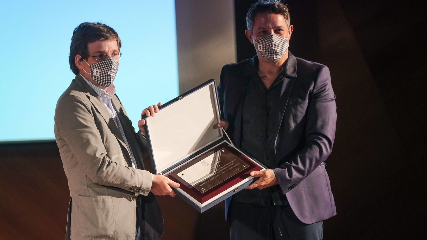 Martínez-Almeida entrega un reconocimiento a Alejandro Sanz. (Cordon Press)