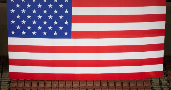 Foto: Bandera estadounidense en una imagen de archivo en un mitin de Trump. (Reuters)