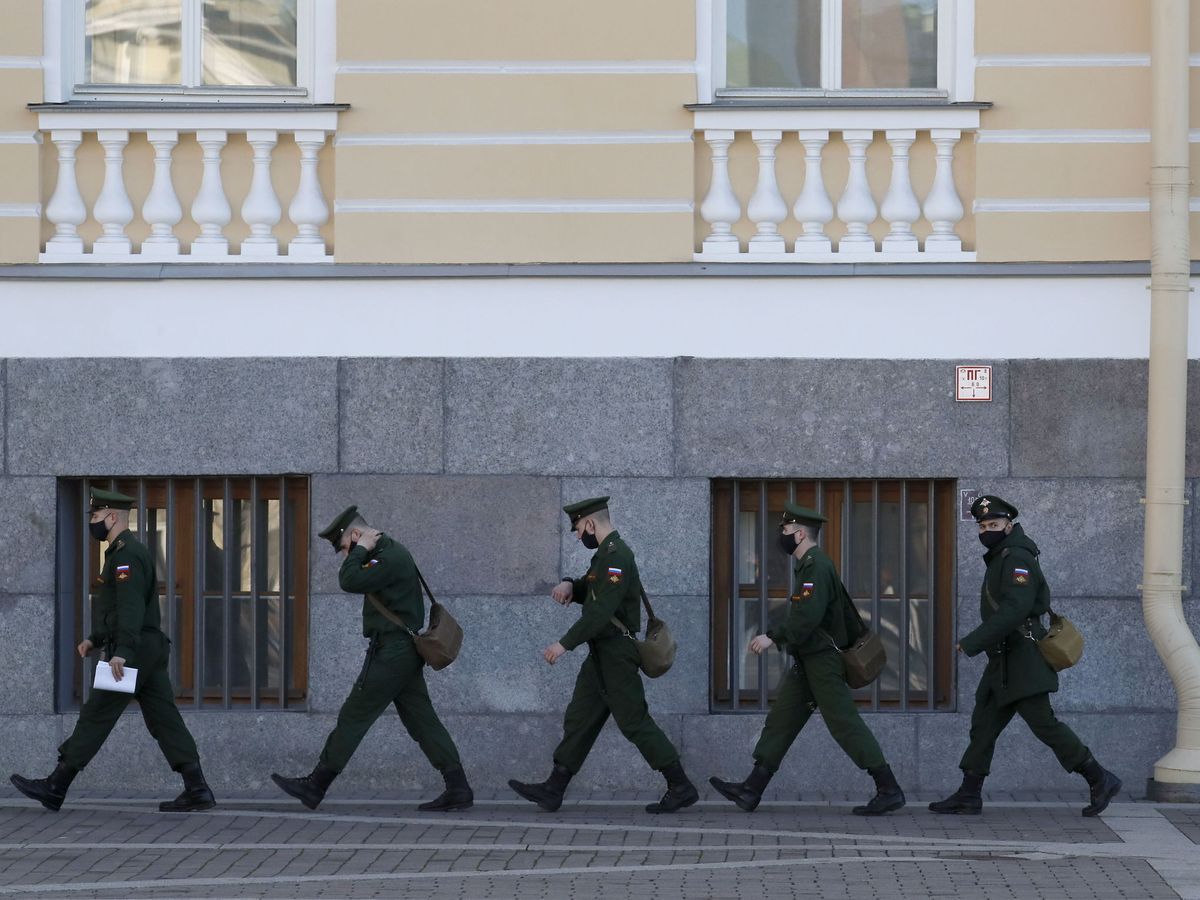 Foto: Militares rusos con mascarilla en San Petersburgo (EFE)
