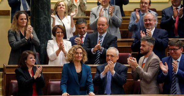 Foto: Meritxell Batet, aplaudida por sus compañeros socialistas tras ser elegida presidenta del Congreso, este 21 de mayo. (EFE)