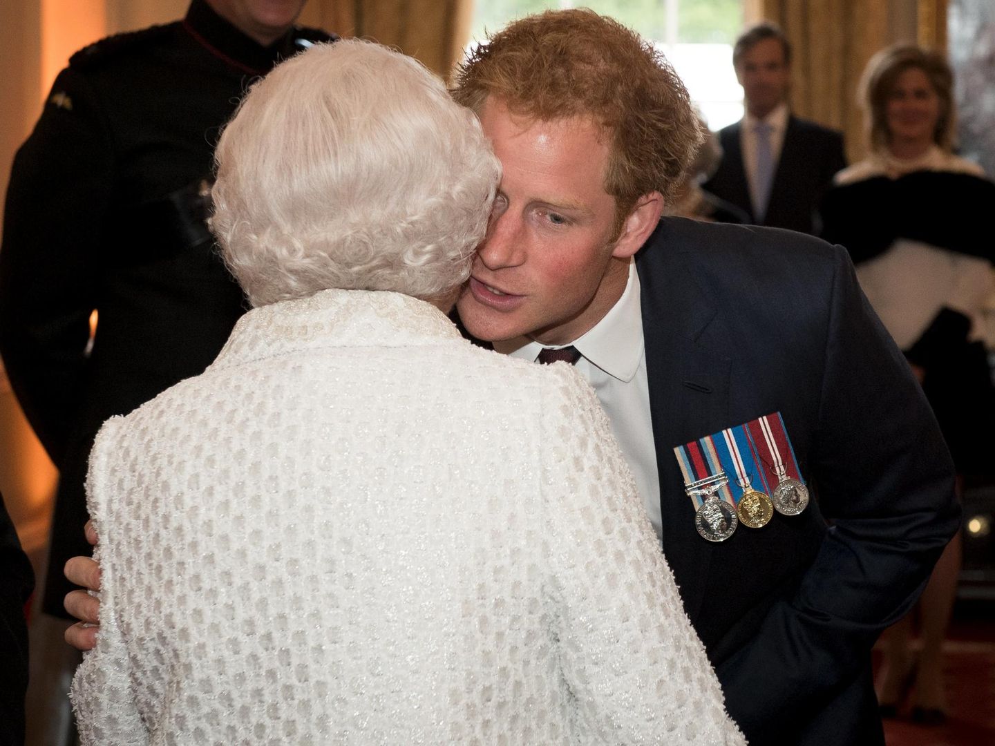 El príncipe Harry y su abuela, Isabel II, en una imagen de archivo. (Reuters)