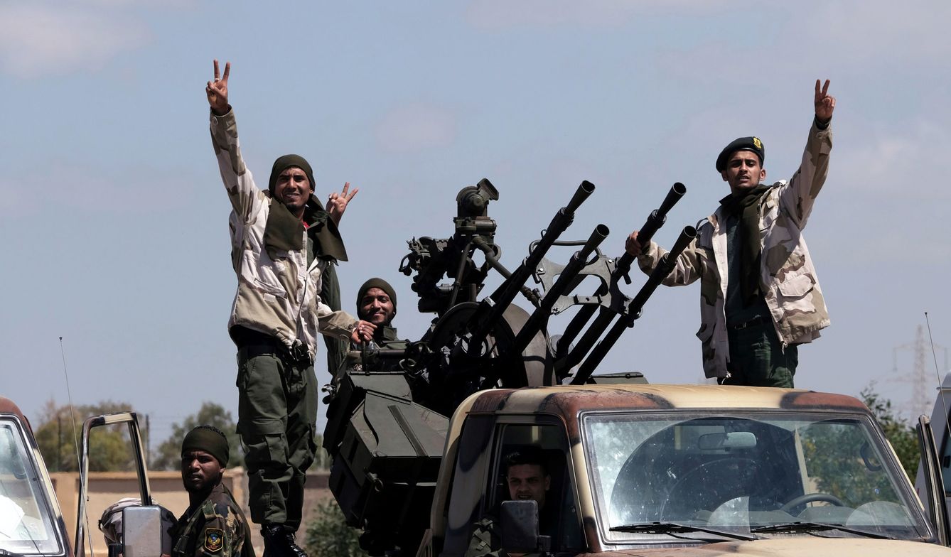 Milicianos de las fuerzas de Khalifa Haftar durante su avance hacia Trípoli. (Reuters)