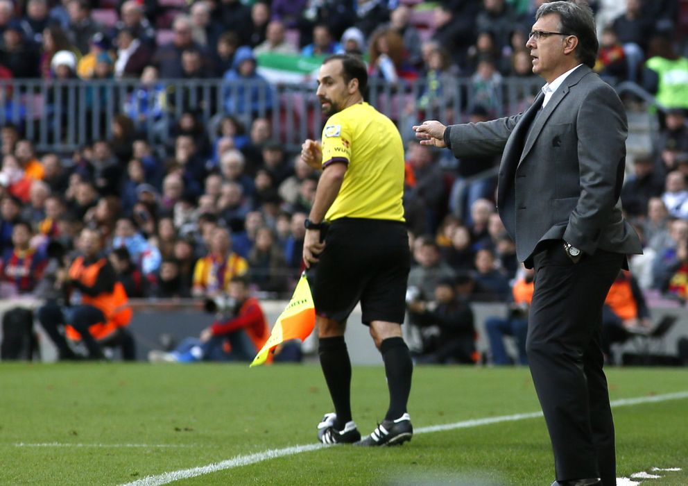 Foto: Gerardo 'Tata' Martino da instrucciones a sus jugadores desde la banda del Camp Nou en el encuentro de Liga ante el Elche. (Efe)