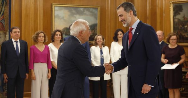 Foto: El nuevo ministro de Asuntos Exteriores del Gobierno de Pedro Sánchez, Josep Borrell, saluda al Rey. (EFE)