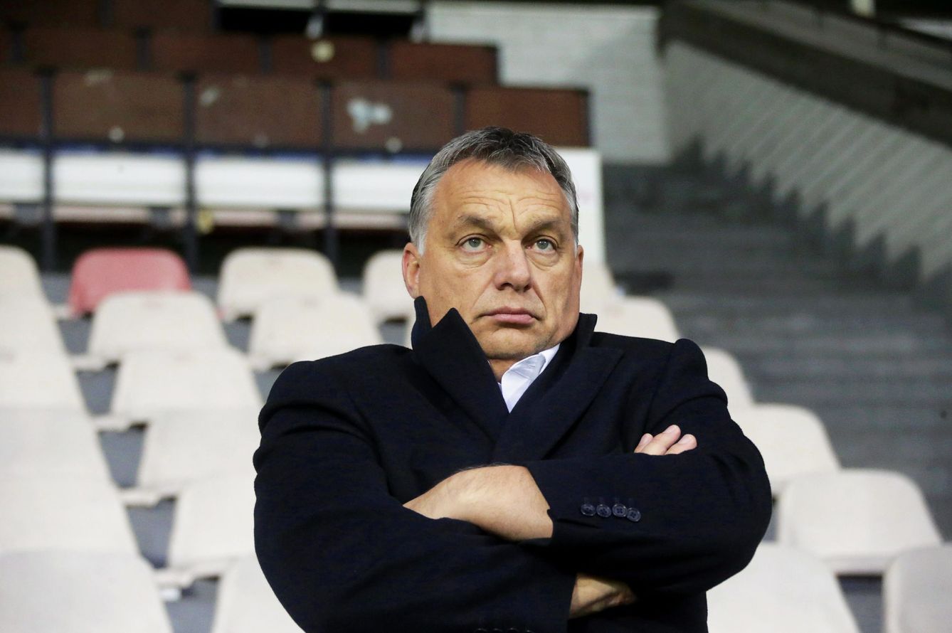Orban observando un entrenamiento de la selección húngara de fútbol. (Reuters)