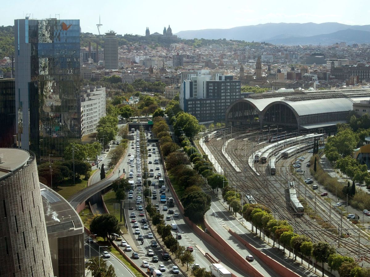 Foto:  Vista de la Ronda Litoral de Barcelona llena de tráfico. (EFE) 