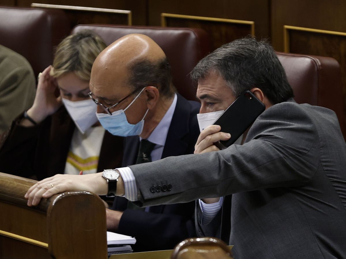 Foto: Los diputados del PNV Aitor Esteba y Mikel Legarda (i), tras una comparecencia de Pedro Sánchez en el Congreso. (EFE/Chema Moya)