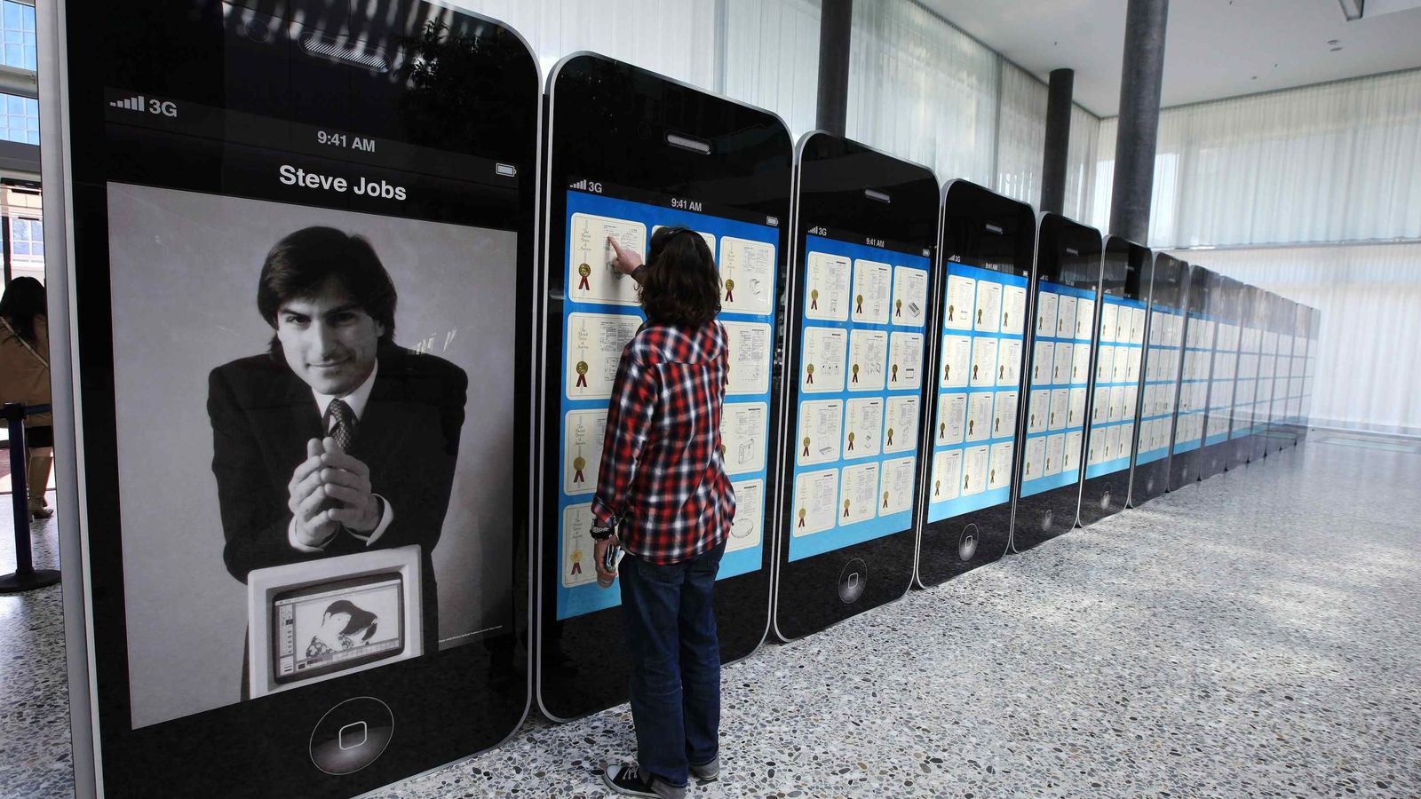 Foto: A visitor looks at Apple patents displayed at the World Intellectual Property Organization headquarters in Geneva