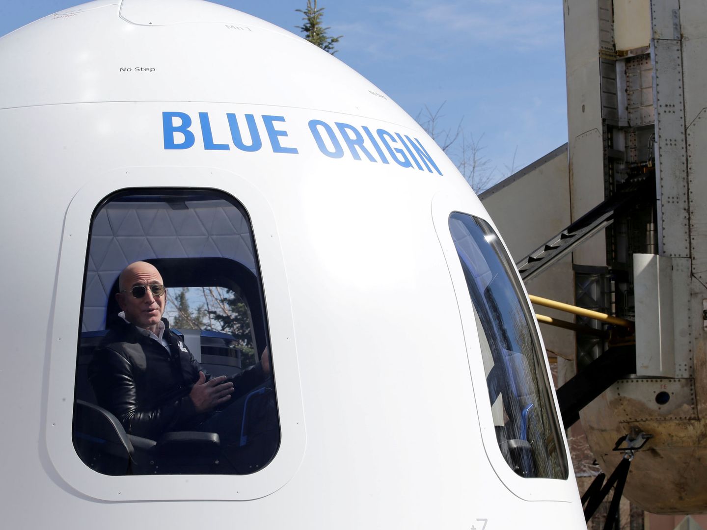 Jeff Bezos, en el interior de una cápsula de Blue Origin. (Reuters) 