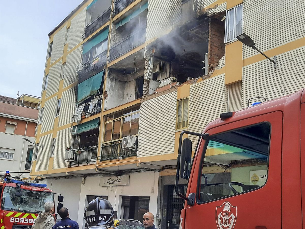 Foto: Fotografía de los efectos de una explosión de gas, en una vivienda ubicada en un bloque de pisos de la calle Hernando de Sotode Badajoz.  (EFE/José Luis Real)
