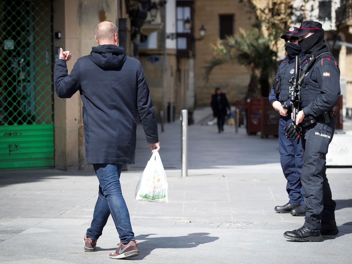 Foto: Agentes de la Ertzaintza informan en San Sebastián a los ciudadanos de que deben cumplir la reclusión domiciliaria. (EFE)