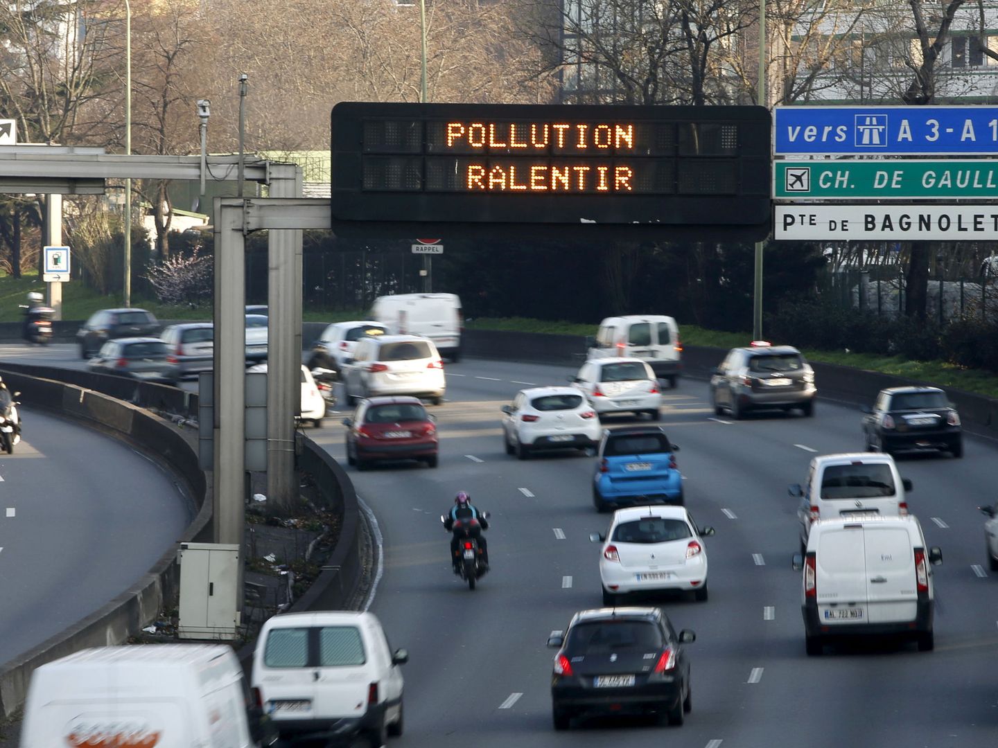 Como muchas ciudades europeas, París tiene un grave problema de contaminación. (Reuters)