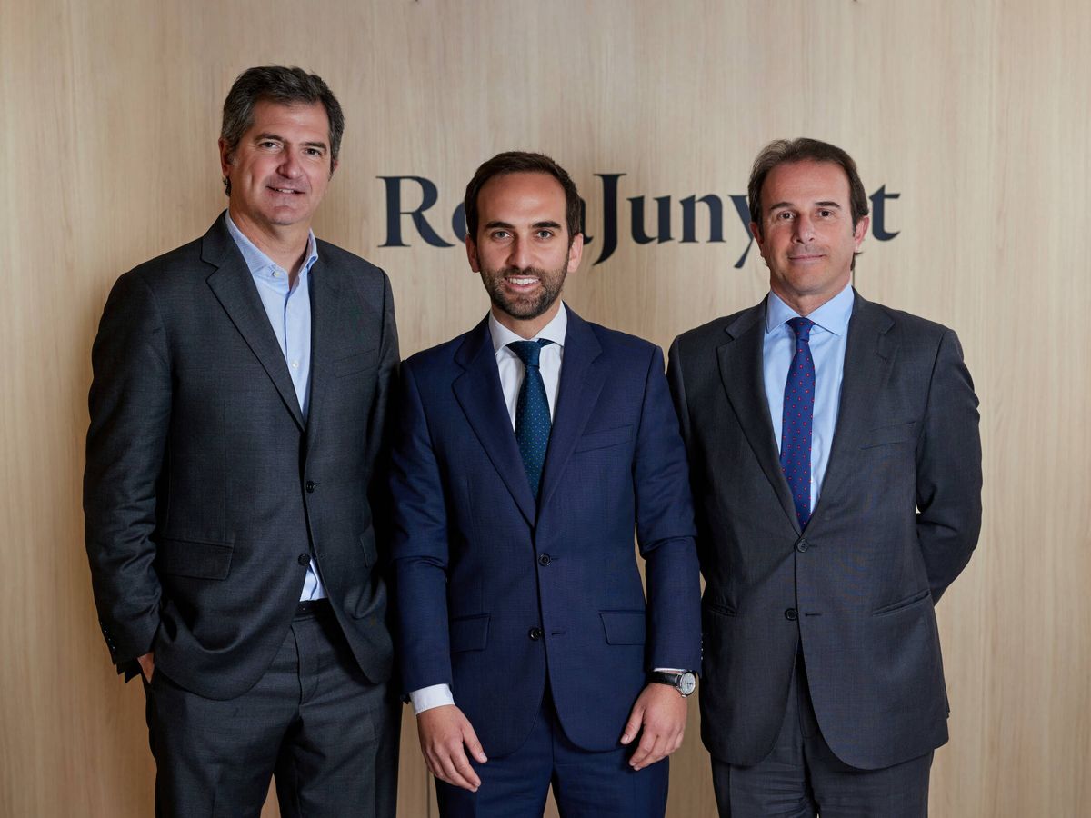 Foto: De izquierda a derecha: Joan Roca, presidente de RocaJunyent, y Oriol Valentí y Gonzalo Serrano, socios del bufete.