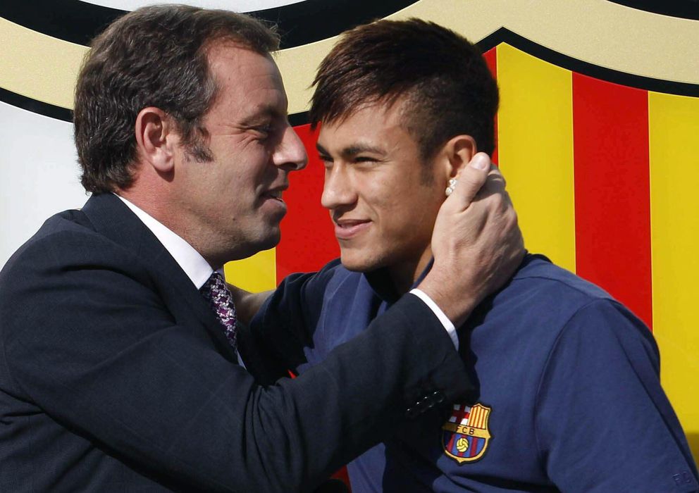 Foto: Neymar y Rosell en el momento de rubricar el contrato del brasileño (Efe).