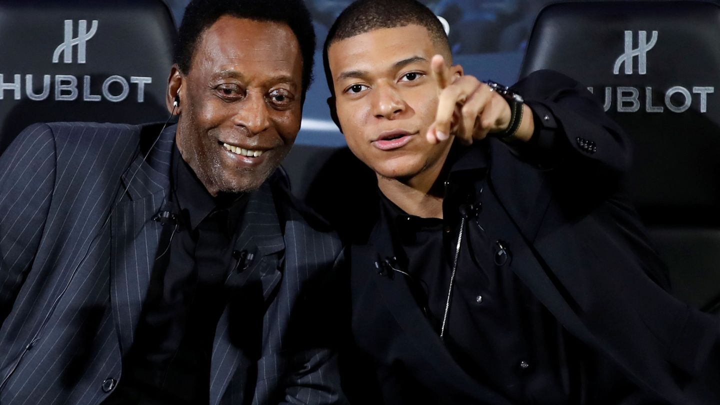 Pelé y Mbappé estuvieron juntos en París a comienzos de abril. (Reuters)