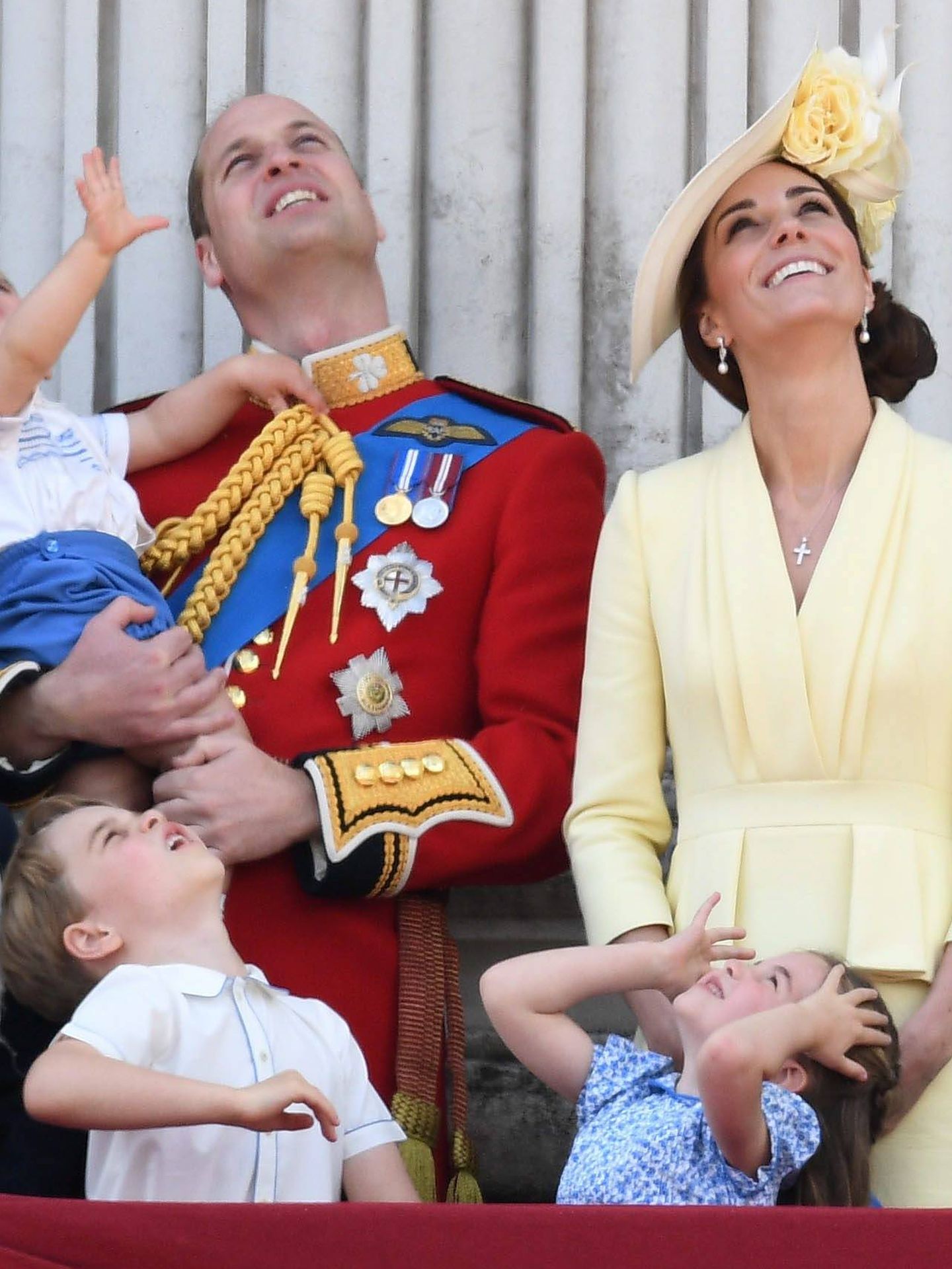 El pequeño Louis en brazos del príncipe Guillermo durante el Trooping the Colour 2019. (Cordon Press)