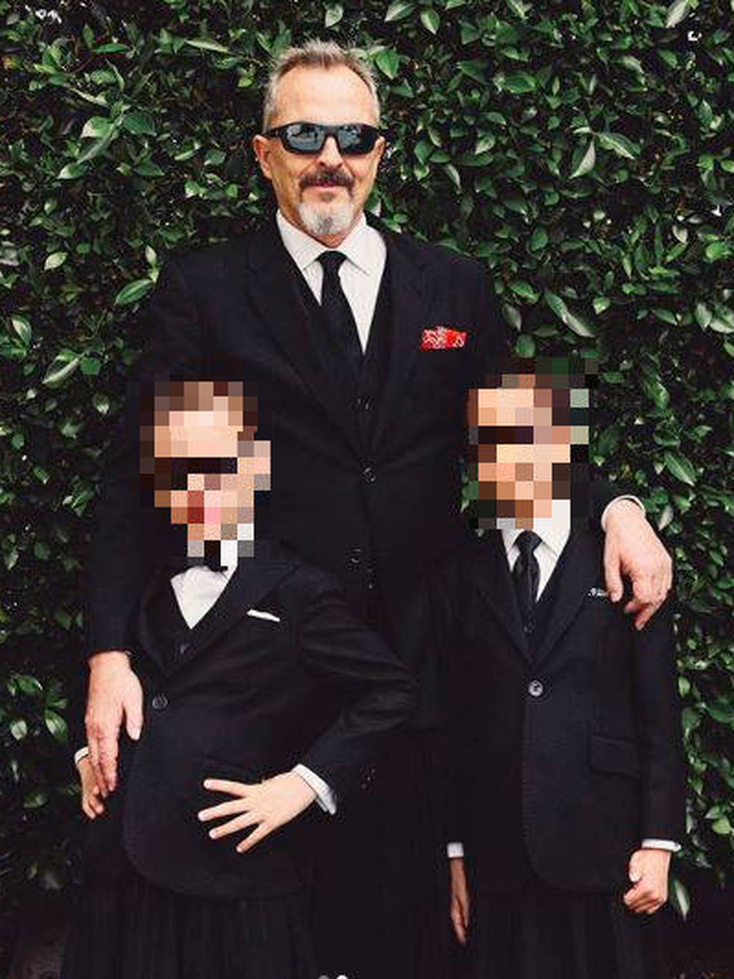 Miguel Bosé, con sus hijos en una foto de sus redes sociales. (Instagram)