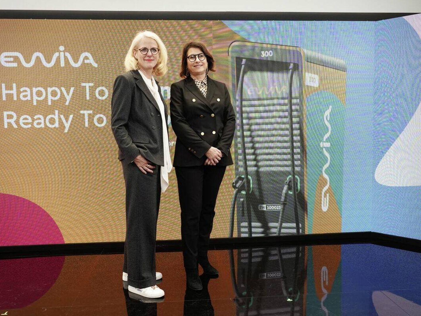 Elke Temme, responsable de Carga y Energía de Volkswagen AG, junto a Elisabetta Ripa, CEO de Enel X Way.