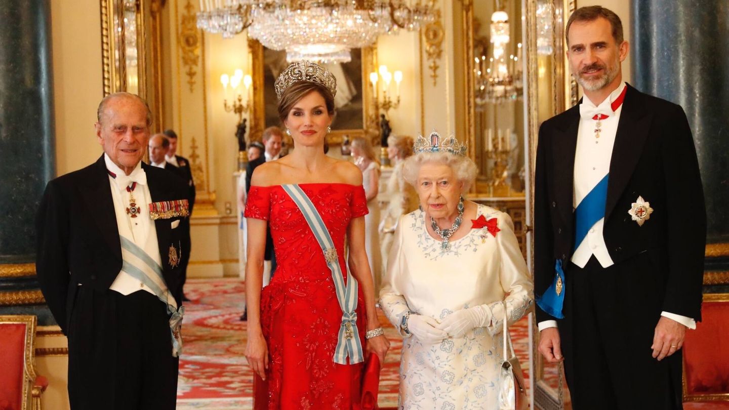 Isabel II y el duque de Edimburgo, junto a los reyes Felipe y Letizia en Londres. (EFE)