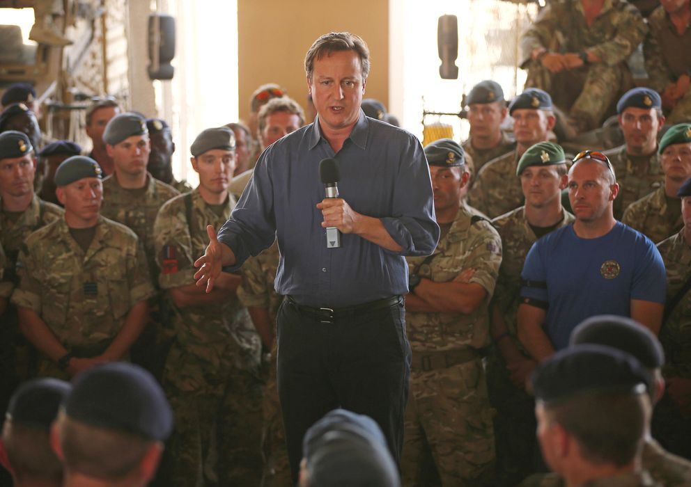 Foto: El 'premier' David cameron durante una reciente visita a las tropas británicas desplegadas en Afganistán (AP).